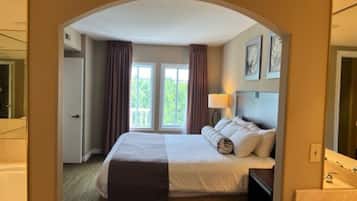 1 bedroom, desk, WiFi