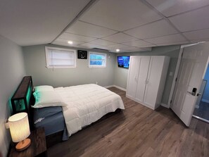 1 slaapkamer, een strijkplank/strijkijzer, gratis wifi, beddengoed