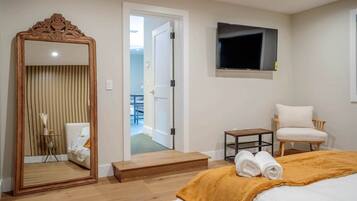 4 bedrooms, desk, iron/ironing board, travel crib