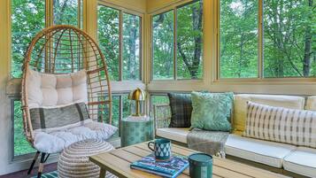 Smart TV, books, stereo