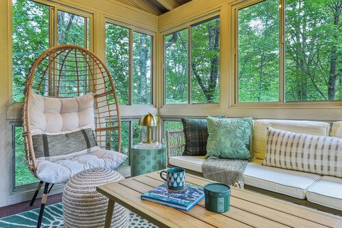 Hopskip Retro Chalet • Firepit • Deck • Gas Grill • Indoor Pools & Tennis-Pickle