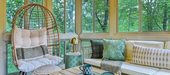 Hopskip Retro Chalet • Firepit • Deck • Gas Grill • Indoor Pools & Tennis-Pickle