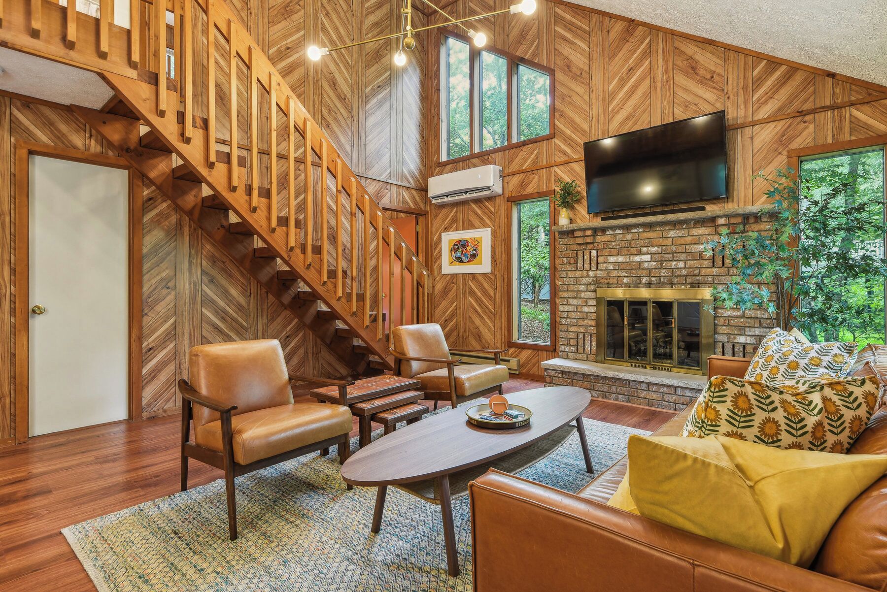 Smart TV, books, stereo