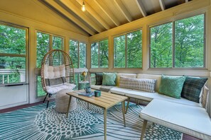 Smart TV, books, stereo - Hopskip Retro Chalet • Firepit • Deck • Gas Grill • Indoor Pools & Tennis-Pickle (Bushkill)