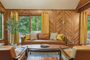 Smart TV, books, stereo - Hopskip Retro Chalet • Firepit • Deck • Gas Grill • Indoor Pools & Tennis-Pickle (Bushkill)