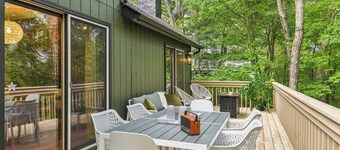 Hopskip Retro Chalet • Firepit • Deck • Gas Grill • Indoor Pools & Tennis-Pickle