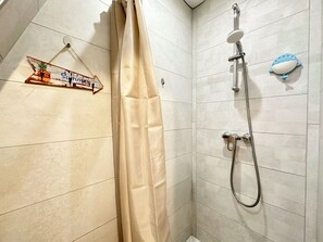 Suihku, ilmaiset hygieniatuotteet, hiustenkuivaaja, pyyhkeet