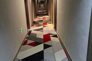 En korridor med ett mönstrat golv och väggar.