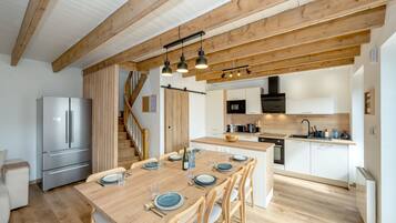 Een koelkast, een microgolfoven, een oven, een vaatwasser