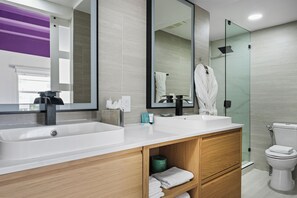 Deluxe Suite | Minibar, in-room safe, laptop workspace, iron/ironing board - Townhouse Hotel (Miami Beach)