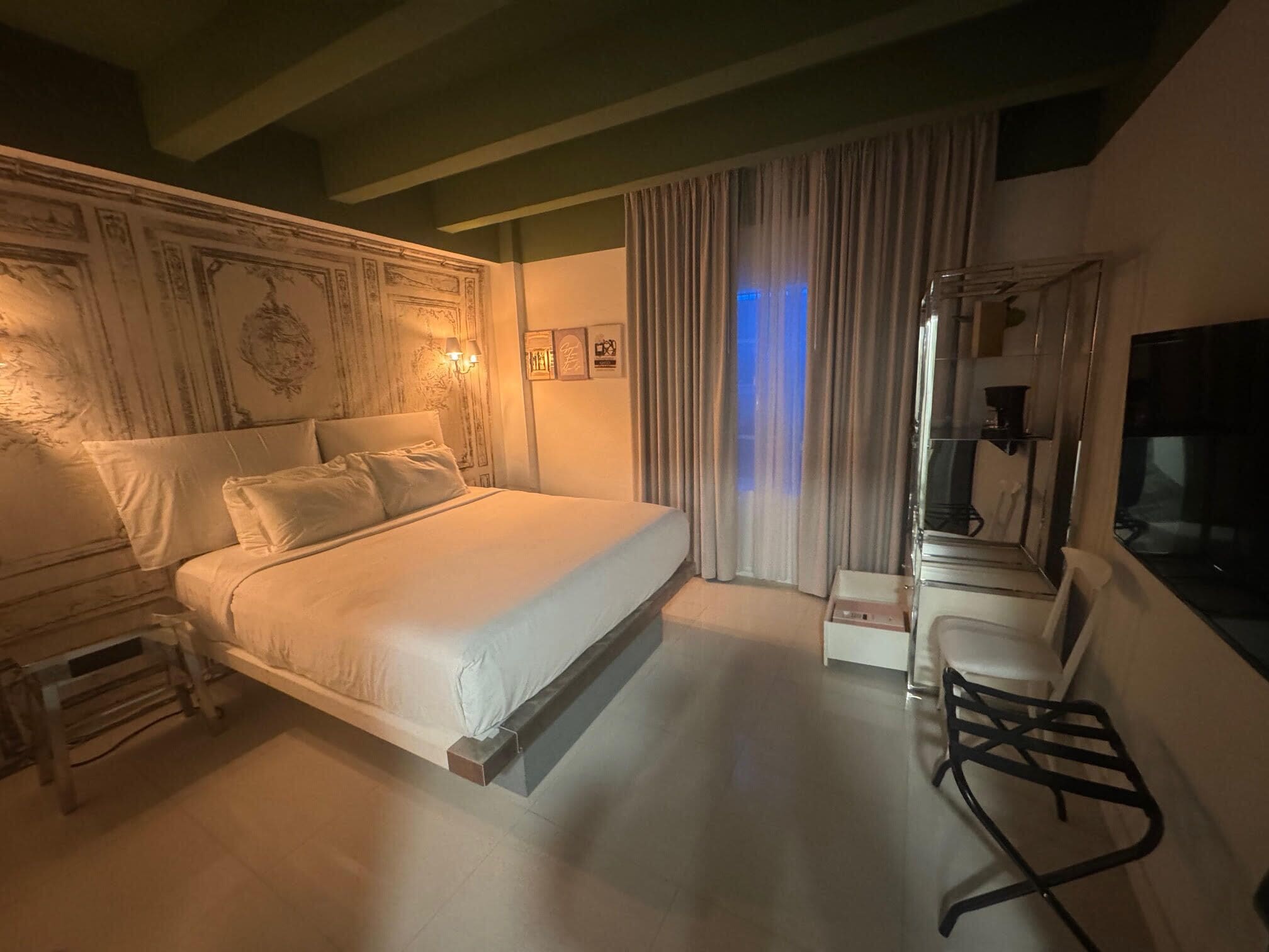 Safe på rommet, strykejern/-brett og barnesenger (inkludert)