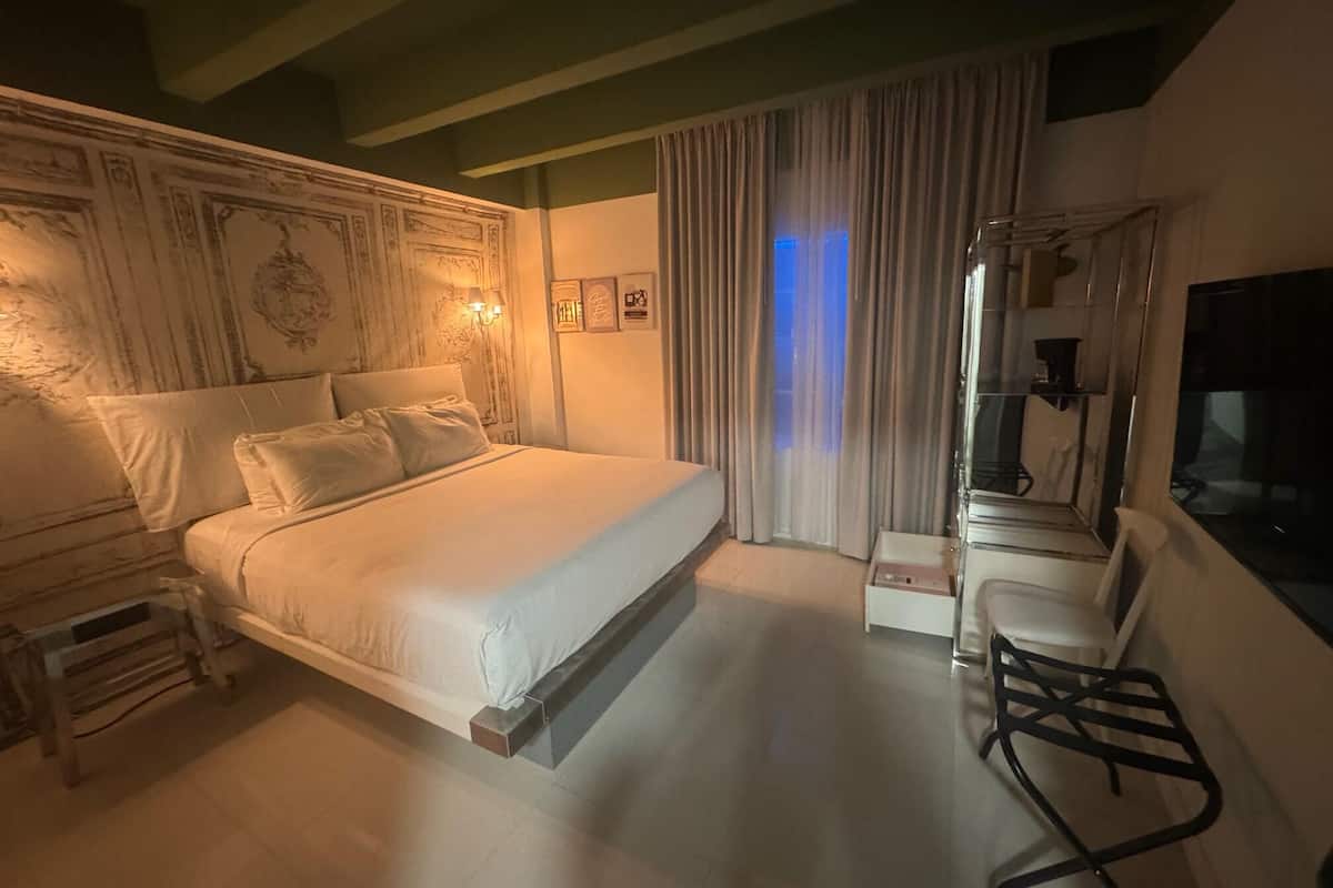 Safe på rommet, strykejern/-brett og barnesenger (inkludert)