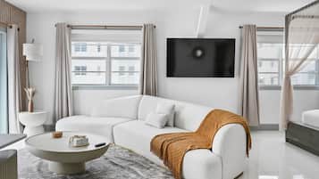 Penthouse City | Minibar, in-room safe, laptop workspace, iron/ironing board