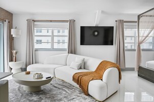 Penthouse City | Minibar, in-room safe, laptop workspace, iron/ironing board