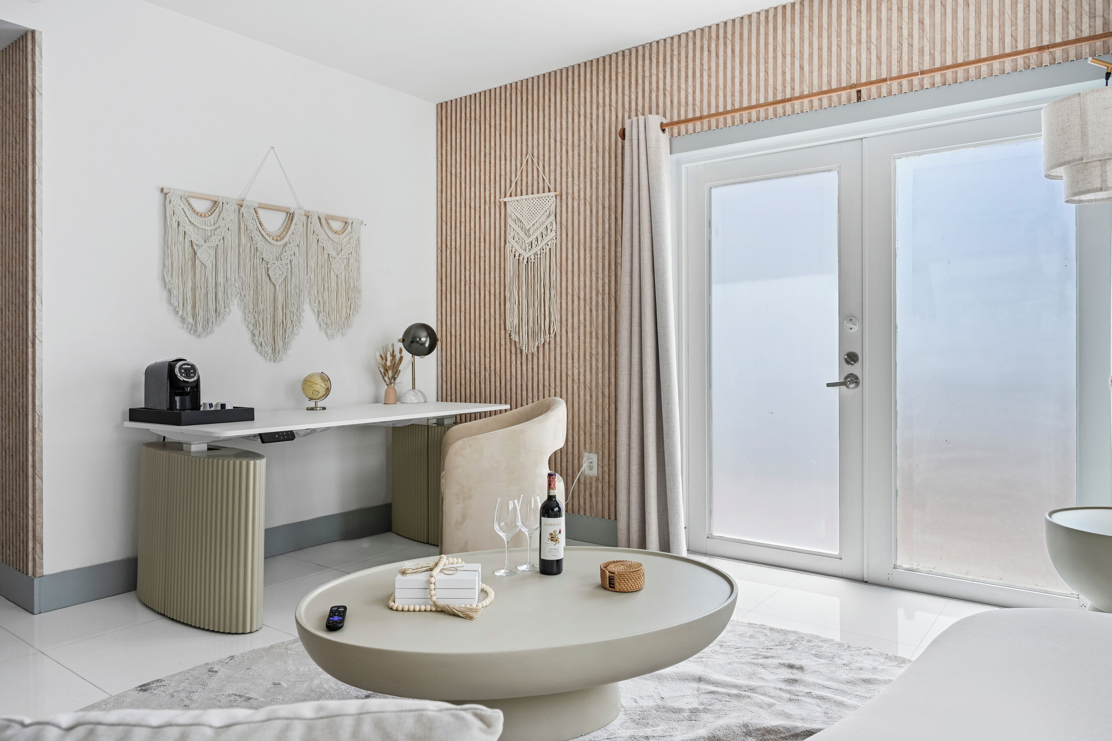 Penthouse City | Minibar, in-room safe, laptop workspace, iron/ironing board