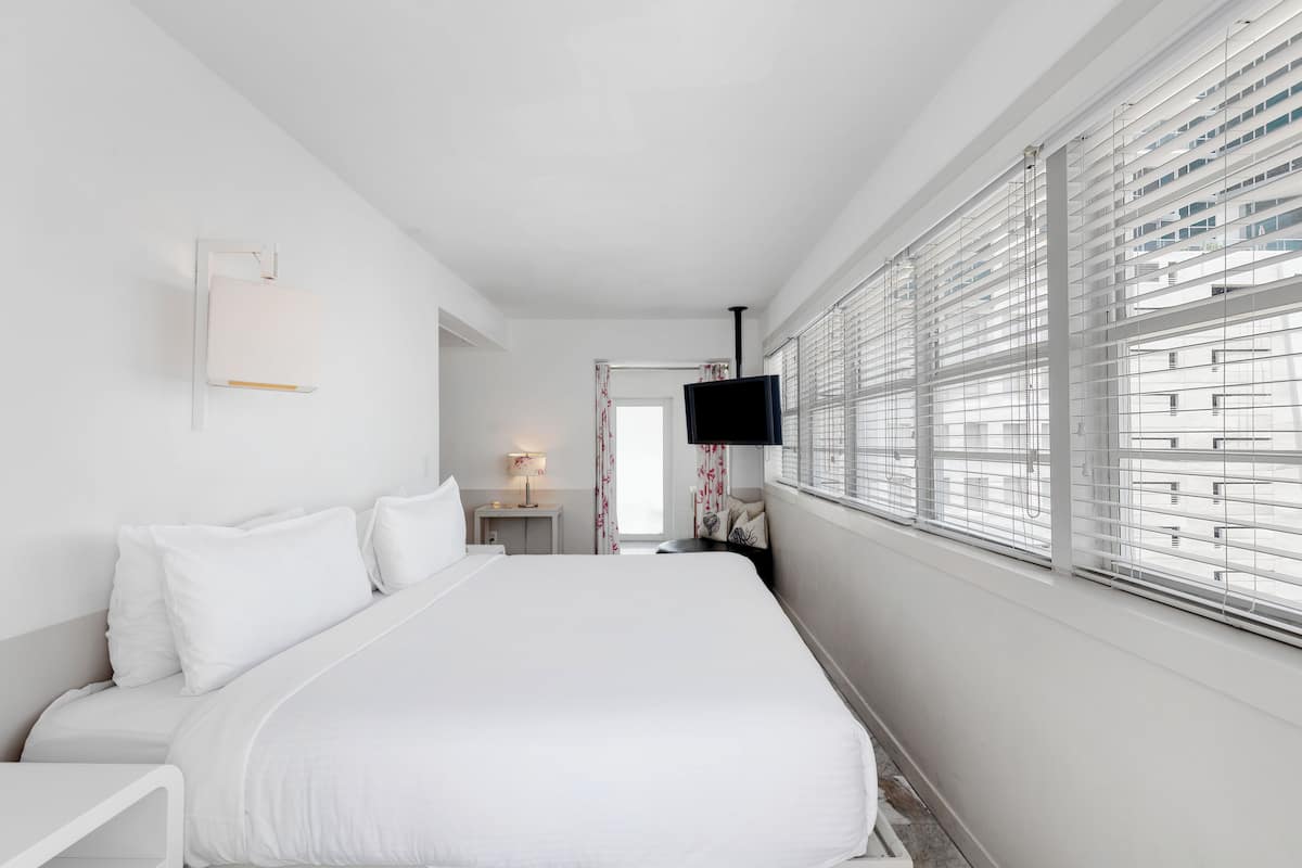 Standaard kamer, 1 kingsize bed, balkon, gedeeltelijk uitzicht op oceaan (Penthouse) | Een kluis op de kamer, een strijkplank/strijkijzer, gratis babybedden