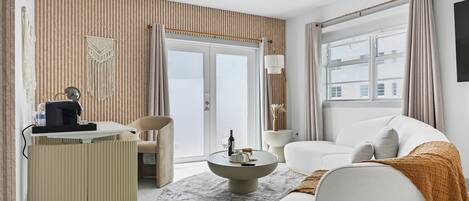 Penthouse City | Minibar, in-room safe, laptop workspace, iron/ironing board