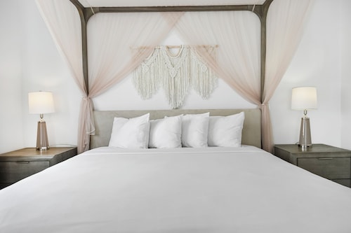 Townhouse Hotel