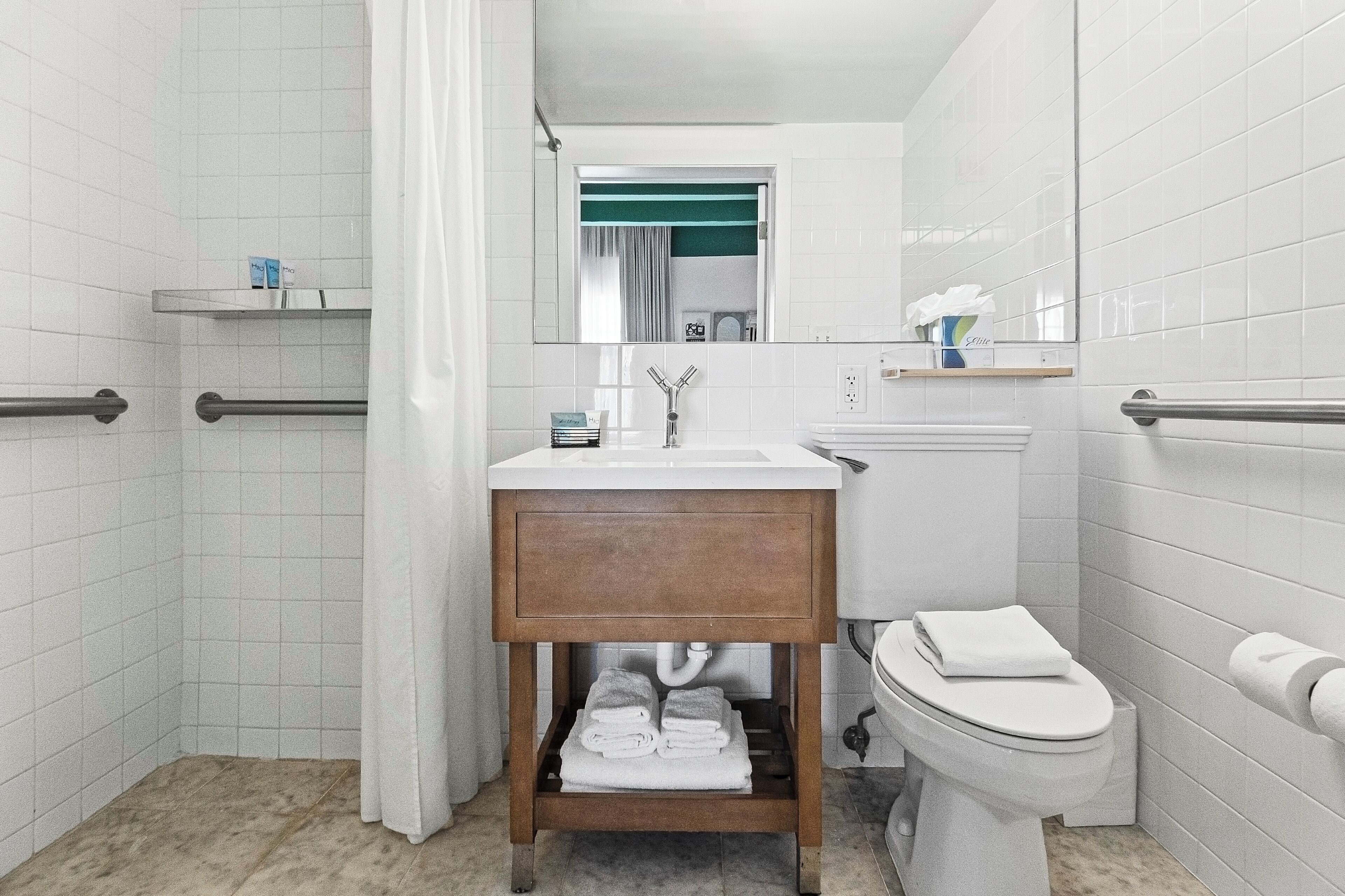 Superior kamer | Badkamer | Een douche, gratis toiletartikelen, een haardroger, handdoeken