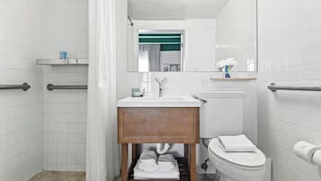 Superior kamer | Badkamer | Een douche, gratis toiletartikelen, een haardroger, handdoeken