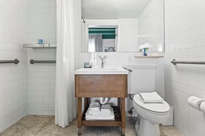 Superior King Room Accessible | Bathroom | Shower, free toiletries, hair dryer, towels - Townhouse Hotel (Miami Beach)