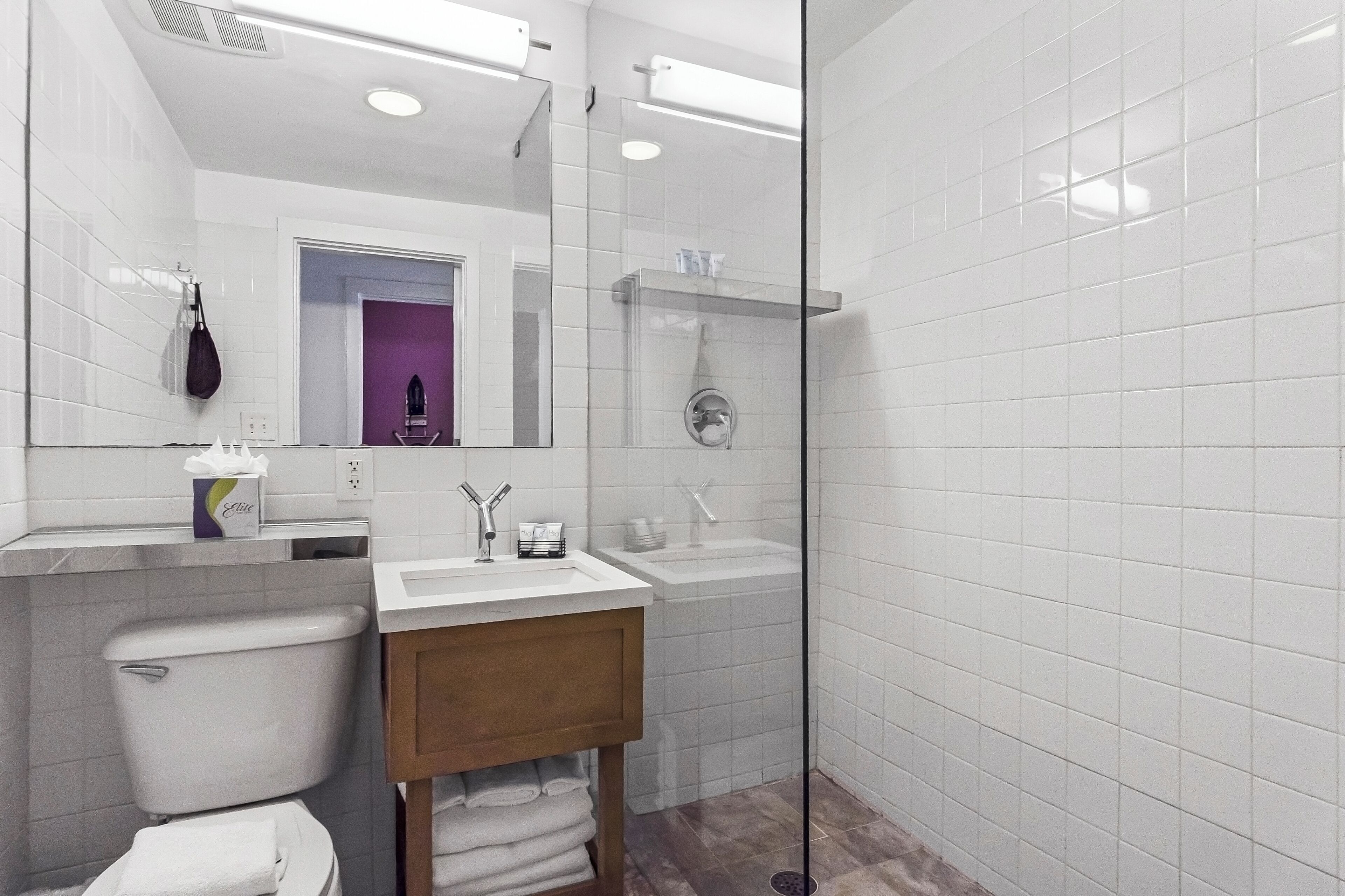 Superior Room | Bathroom | Shower, free toiletries, hair dryer, towels