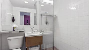 Superior Room | Bathroom | Shower, free toiletries, hair dryer, towels