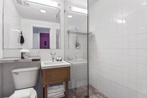 Superior Room | Bathroom | Shower, free toiletries, hair dryer, towels - Townhouse Hotel (Miami Beach)