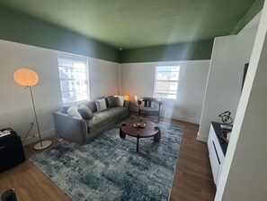 Svit - 1 kingsize-säng - icke-rökare (with Sofabed) | Vardagsrum | 42-tums smart-tv med kabelkanaler