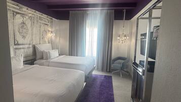 Caja de seguridad en la habitación y tabla de planchar con plancha