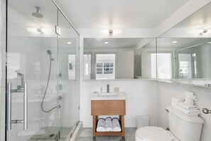 Habitació estàndard, 1 llit de matrimoni gran, balcó, vistes a la ciutat (Penthouse) | Bany | Dutxa, articles de tocador de disseny i assecador de cabells 