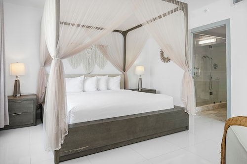 Townhouse Hotel