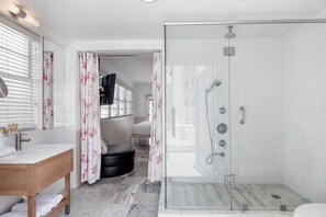 Standard Room, 1 King Bed, Balcony, Partial Ocean View (Penthouse) | Bathroom | Shower, free toiletries, hair dryer, towels - Townhouse Hotel (Miami Beach)