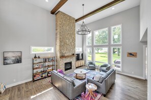 Télévision, cheminée, livres