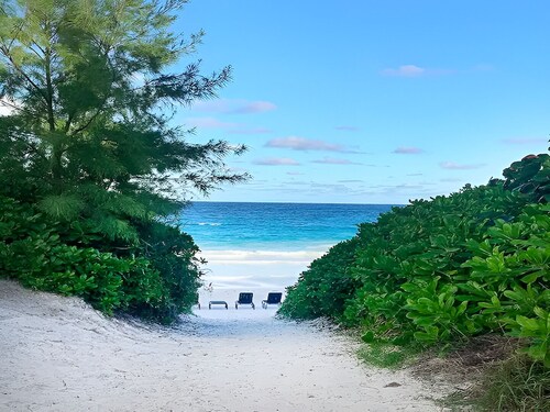 Coastal Chic - Cozy 2BR 3bd in charming Harbour Island Steps to Pink Sand Beach