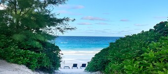 Coastal Chic - Cozy 2BR 3bd in charming Harbour Island Steps to Pink Sand Beach