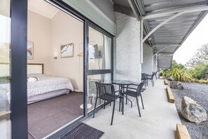 Outdoor dining - Sun Valley Motel - Unit 1 Studio (Wellsford)