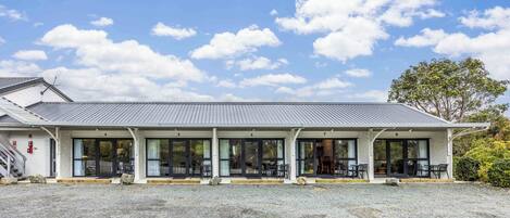 المنشأة من الخارج