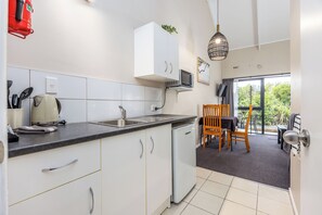 Private kitchen - Sun Valley Motel - Unit 3 (1 bedroom) (Wellsford)