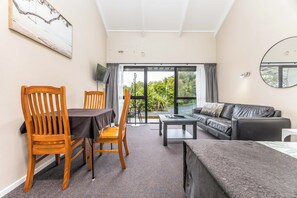 TV - Sun Valley Motel - Unit 3 (1 bedroom) (Wellsford)