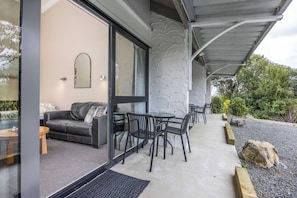 Outdoor dining - Sun Valley Motel - Unit 6 (1 bedroom) (Wellsford)