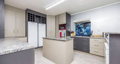 Sun Valley Motel - 4 bedroom House