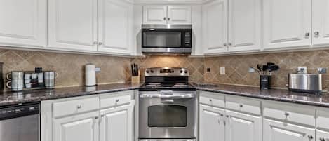 ثلاجة، ميكروويف، فرن، موقد طهي مسطح