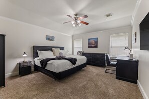 3 chambres, bureau, fer et planche à repasser, lit parapluie