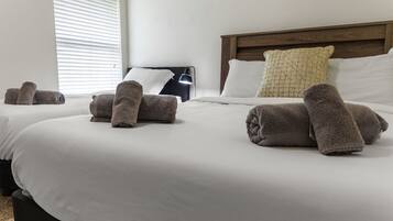 3 chambres, bureau, fer et planche Ă repasser, lit parapluie