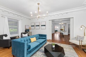 Living area - Spacious 5-bedroom house with WiFi and AC in charming Kansas City (Kansas City)