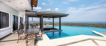 Spectacular, New Ocean Views Retreat, 5 BR, 5BA, private pool, free parking