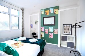 3 slaapkamers, een strijkplank/strijkijzer, gratis wifi, beddengoed