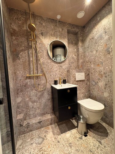 Stylish & Modern 2BR Apt, 4min Subway to Oslo City