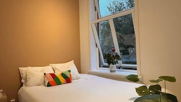 2 bedrooms, desk, iron/ironing board, WiFi